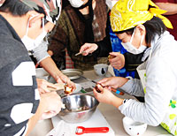 サトイモの皮むきに挑戦