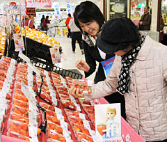 店頭で&ldquo;空飛ぶいちご&rdquo;をＰＲするＣＡ