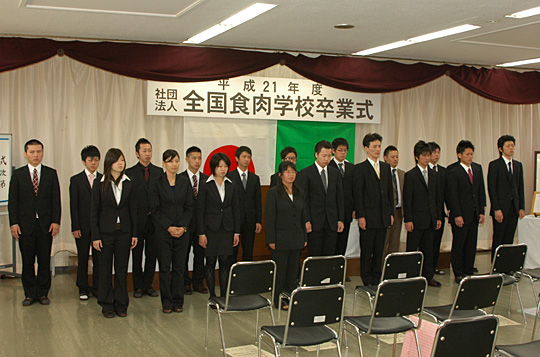 一人ひとり、感謝や決意の言葉を述べる19人の卒業生