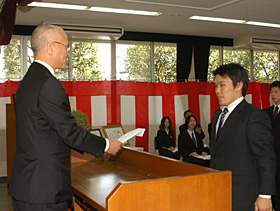 答辞した小野裕介さん（右）と山中校長