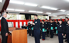 入学生を代表してあいさつした福島大浩君