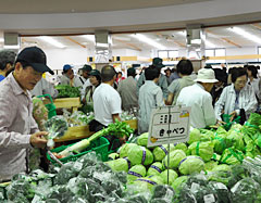 新鮮野菜を購入する人でにぎわう店内