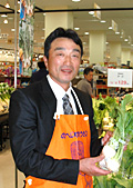 カブのイメージを変えたいという部会長の久保田さん（＝６月11日、イトーヨーカ堂大森店）