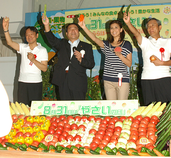 オープニングセレモニー参加者が「国産やさいを食べよう」と呼びかけた（左から）近藤青果物健康推進協会事務局長、郡司副大臣、長谷川さん、秋田ＪＡ全農常務