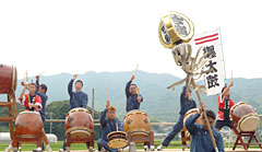 披露された伝統芸能の「まとい太鼓」