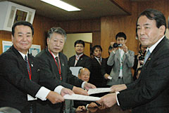 筒井、篠原両農水副大臣に政策提案を渡すＪＡ全中の茂木守会長（右）と全中水田農業対策委員会委員長の中野吉實・佐賀県中央会会長
