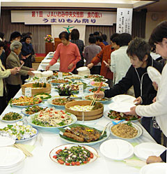 地元食材を使った料理のバイキングを楽しんだ