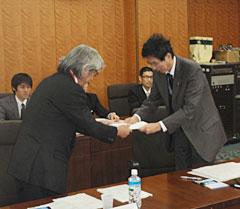 報告書を手渡す山根座長（左）と篠原副大臣