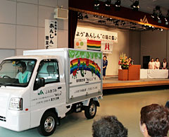 10月13日に安曇野市内で行われた「御用聞き車&ldquo;あんしん&rdquo;号」の出発式