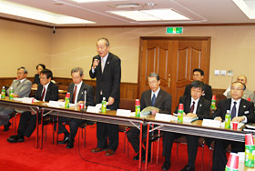 挨拶する宮下弘理事長
