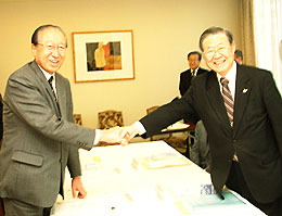 宮田会長（左）と佐伯会長