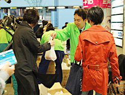 全国養鶏経営者会議の街頭宣伝（18日東京・ＪＲ有楽町駅前）