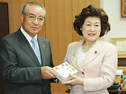 ?裄V武治（左）と池坊保子副大臣（右）