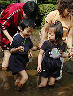 田んぼに入って戸惑ったり楽しんだり