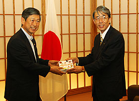 高村正彦外相（左）と加藤一郎専務（右）