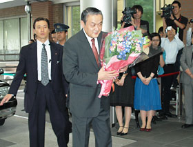19日午後、退庁する前太田農水相