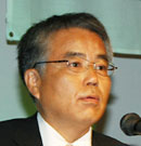大会決議を読み上げる神出常務