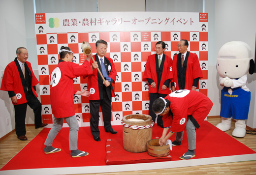 ＪＡグループ代表らがオープン記念のモチつき