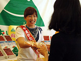 サクランボを配る浜口京子選手