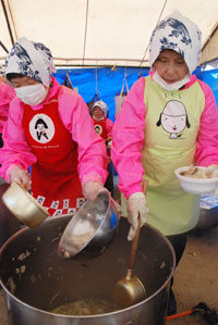 地場産野菜を使ったとん汁などをふるまった