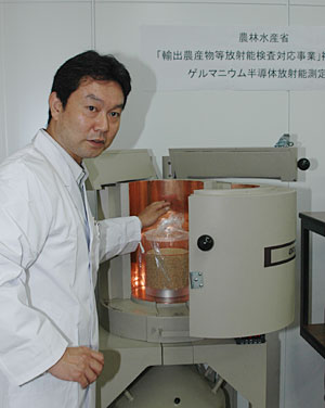 ２リットル容器にサンプルを入れビニール袋で包んで測定装置に。装置は分厚い鉛でできており重さは1.5トンもある。