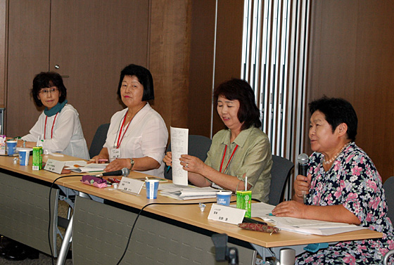 パネラーの４人（手前から）佐野さん、高橋さん、池田さん、中村さん