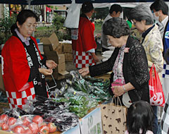 野菜も販売し安全性をＰＲした