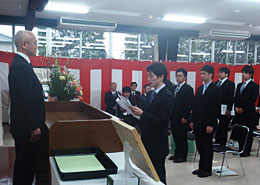答辞を述べる谷さん（右）と山中校長