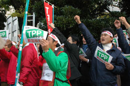「政府はわれわれ農業者の声を聞け」、「TPP交渉参加、阻止するぞ!」などのシュプレヒコールを続けた