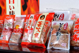 創業以来ごだわり続けている鰹節の削り節。商品「直火焼」はパッケージの色を変え、旨みとこくを出す製品&ldquo;直火焼&rdquo;をパッケージの中央に配置し強調