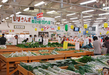 改築してさらに売り場面積を大きくした「はだのじばさんず」。正月３日間を除いて通年営業している
