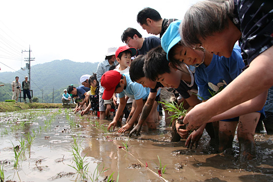 協同組合間協同はＪＡグループにとって課題だ。本紙も09年9月30日号で広島県協同組合連絡協議会の取り組みをレポートした。写真提供は生協ひろしま