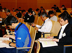 食料自給率向上のための具体策、戸別所得補償制度をはじめとした課題、生産者と消費者の連携などについて意見交換した