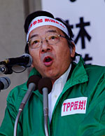 11月10日緊急全国集会で情勢報告する冨士専務。怒気をはらみつつ熱のこもった演説で一致団結を呼びかけた