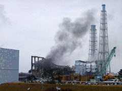 煙を上げる福島第一原発３号機＝３月21日16時ごろ（東京電力が撮影）