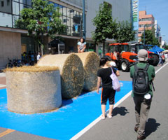 十勝地区農協青年部協議会の活動の一コマ。農業理解のため自信と意欲をもって営農を実践していることをPRすることや、食農教育に積極的に取り組むことなどを「ポリシーブック」のなかに自らの行動目標として盛り込んでいる
